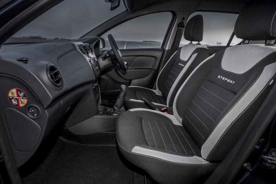 Интерьер Dacia Sandero Stepway 2017 года  (UK) (фото 27 из 30)